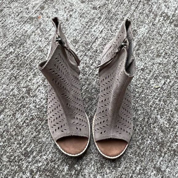 Toms Women's Majorca Peep Toe Booties Perforated Leaf‎ Suede Side Zipper Size 6 - Picture 1 of 8